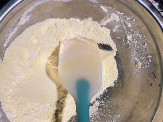 6、菠菜鸡蛋糕,加入泡打粉混合均匀。