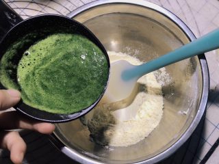 7、菠菜鸡蛋糕,将60克菠菜汁与粉类混合。