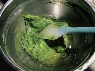 8、菠菜鸡蛋糕,拌匀加入玉米油。