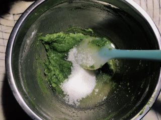 9、菠菜鸡蛋糕,加入白砂糖搅拌均匀。