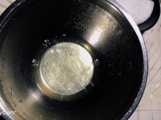 10、菠菜鸡蛋糕,蛋清加几滴柠檬汁，打发至鱼眼泡状。