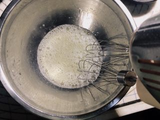 11、菠菜鸡蛋糕,加入5克白砂糖继续打发。