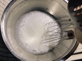 12、菠菜鸡蛋糕,至泡沫细密，再次加入5克糖打发。