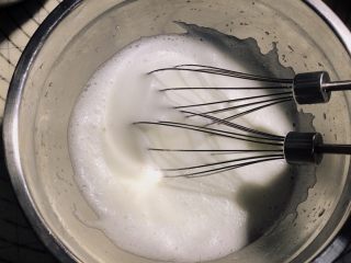 13、菠菜鸡蛋糕,至出现纹路，再次加入5克砂糖低速打发。