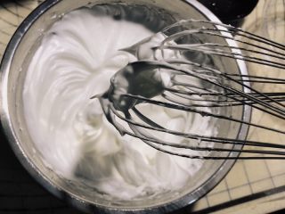 14、菠菜鸡蛋糕,打发至出现小尖角的硬性发泡。