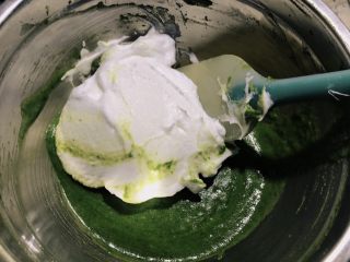 15、菠菜鸡蛋糕,取1／3蛋白与面糊翻拌均匀。