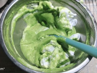 16、菠菜鸡蛋糕,将面糊倒入剩余蛋白，翻拌均匀。