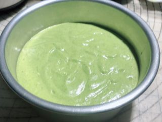 17、菠菜鸡蛋糕,装入模具。
