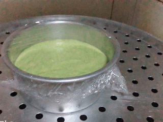 18、菠菜鸡蛋糕,盖上保鲜膜。