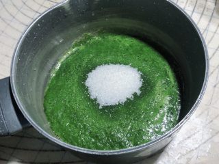 20、菠菜鸡蛋糕,剩余菠菜糊加入50克砂糖放入小锅中。