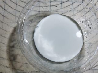 21、菠菜鸡蛋糕,玉米淀粉加入15克清水拌匀。