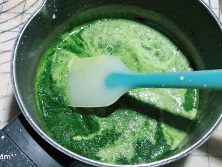 22、菠菜鸡蛋糕,倒入菠菜糊中。