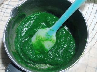 24、菠菜鸡蛋糕,关火晾凉。