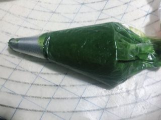 25、菠菜鸡蛋糕,装入裱花袋备用。