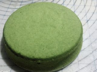 26、菠菜鸡蛋糕,蛋糕晾凉，装饰上菠菜泥。