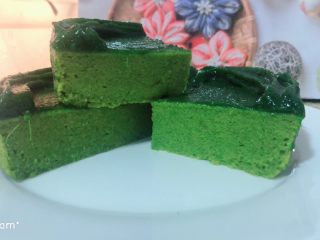 28、菠菜鸡蛋糕,切块入盘。