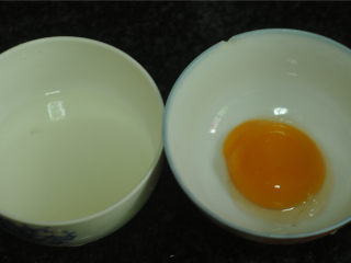4、鸡米花,鸡蛋打开，留取蛋黄打散