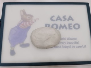 1、香喷喷葱花烙饼,在300g面粉里放2g盐，用180g温水先搅成絮状，再揉成光滑面团