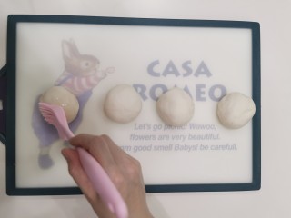 2、香喷喷葱花烙饼,将面团分成四等份，在上面刷一层油