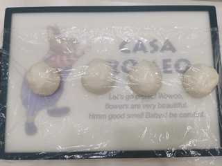 3、香喷喷葱花烙饼,刷好油的面团盖上一层保鲜膜，室温醒面40分钟