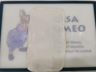 4、香喷喷葱花烙饼,醒好后把面团扯长，按扁，擀成长方形的薄薄的面片，面片四周可以用手稍稍伸展拉一下（这里面片尽量擀薄，撑开）