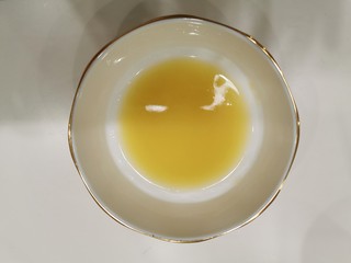 5、香喷喷葱花烙饼,用一勺面粉，两勺油调制成油酥（普通勺子即可）