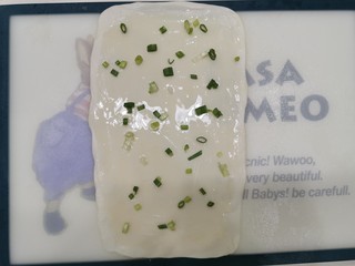 6、香喷喷葱花烙饼,将调好的油酥均匀地涂上面饼，撒上葱花（油酥和葱花不宜放太多，不然后期很难擀）