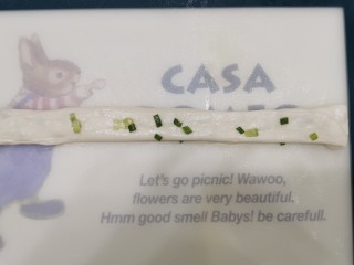 7、香喷喷葱花烙饼,像折扇子一样把面皮折起来成长条形状，向两边拉扯一下，然后压实