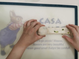 8、香喷喷葱花烙饼,由一头向另一头卷起来，尾部压在下面