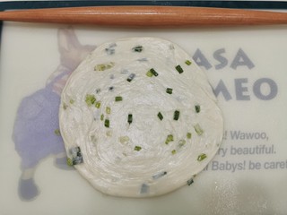 10、香喷喷葱花烙饼,用手掌将面团压扁，用擀面杖将面团擀成圆饼形状