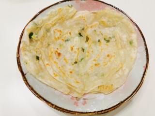 11、香喷喷葱花烙饼,把饼放在预热刷油的平底锅上，表面再刷一层油锁住水份，烙至两面金黄，饼鼓起来，层次分明，饼就熟啦～
