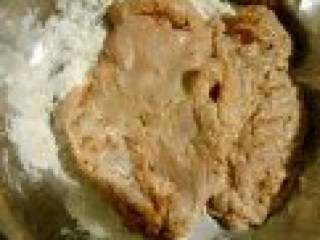 5、香酥炸鸡排,.放回裹粉中按压式裹上粉，如此粉―清水―粉反复操作三次。