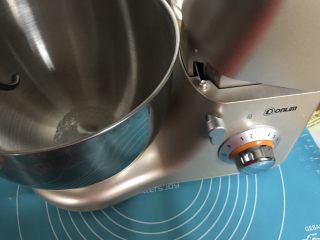 1、葡萄干早餐小面包,在盆地加入精盐