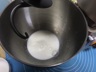 2、葡萄干早餐小面包,加入牛奶