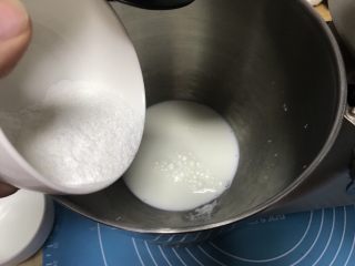 3、葡萄干早餐小面包,继续加入细砂糖