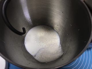 4、葡萄干早餐小面包,加入椰蓉