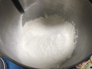 5、葡萄干早餐小面包,加入高筋面粉