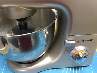 7、葡萄干早餐小面包,用厨师机开始和面，用2档低速和面7分钟