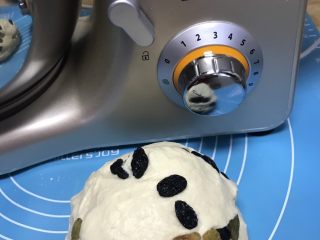 8、葡萄干早餐小面包,揉好的面团