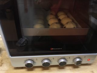 12、葡萄干早餐小面包,放入烤箱进行发酵