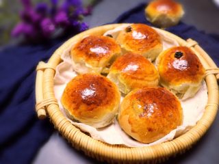 15、葡萄干早餐小面包,把模具放入预热好的烤箱里，上下火170W，烤30分钟（忘记烤箱图）