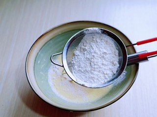 6、红丝绒草莓奶油蛋糕卷～下午茶必备甜品,筛入面粉，用硅胶铲翻拌均匀，看不到干粉。