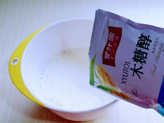 9、红丝绒草莓奶油蛋糕卷～下午茶必备甜品,蛋白打发，往蛋白里加入柠檬汁(白醋也可以)电动打蛋器将蛋白高速打发至呈现鱼眼泡。 加入三分之糖，继续高速打发，蛋清泡消失，细腻时再加入三分之一的糖，继续打发。