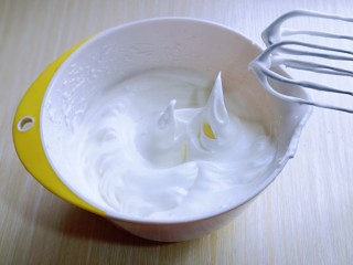 10、红丝绒草莓奶油蛋糕卷～下午茶必备甜品,电动打蛋器高速打发，打至湿性发泡时加入最后的三分之一糖，继续打发至蛋白出现细腻的纹路，将电动打蛋器调低速打发一会儿，感觉有些阻力时，就可以停止打发，以免消泡，提起打蛋器有微微的弯勾即可！