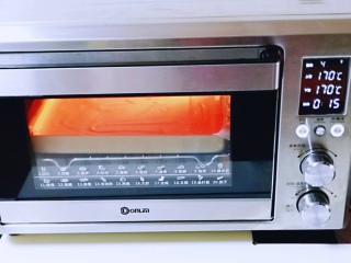 15、红丝绒草莓奶油蛋糕卷～下午茶必备甜品,将烤盘入东菱烤箱中层，上下管170度烤15分钟。（时间及温度仅供参考，具体根据自家烤箱性能另定）