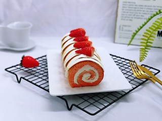 20、红丝绒草莓奶油蛋糕卷～下午茶必备甜品,甜而不腻，好吃到跳脚。