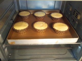 12、酸 奶 小 蛋 糕 ,把蛋糊倒入模具里，烤箱150度预热5分钟。上下管150度45分钟左右。