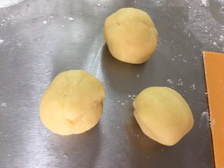 8、手揉菠萝包～家庭烘焙基础课之面包课程,菠萝皮分25克一个