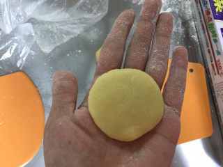 9、手揉菠萝包～家庭烘焙基础课之面包课程,在手心摁扁