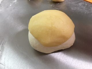 10、手揉菠萝包～家庭烘焙基础课之面包课程,菠萝皮盖在小面团上